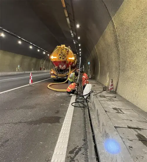 新会隧道排水渠清淤